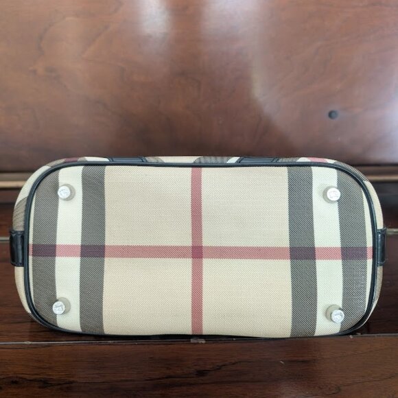 Authentic Burberry Nova Check Black Patent Leather shoulder bag. - Picture 13 of 13